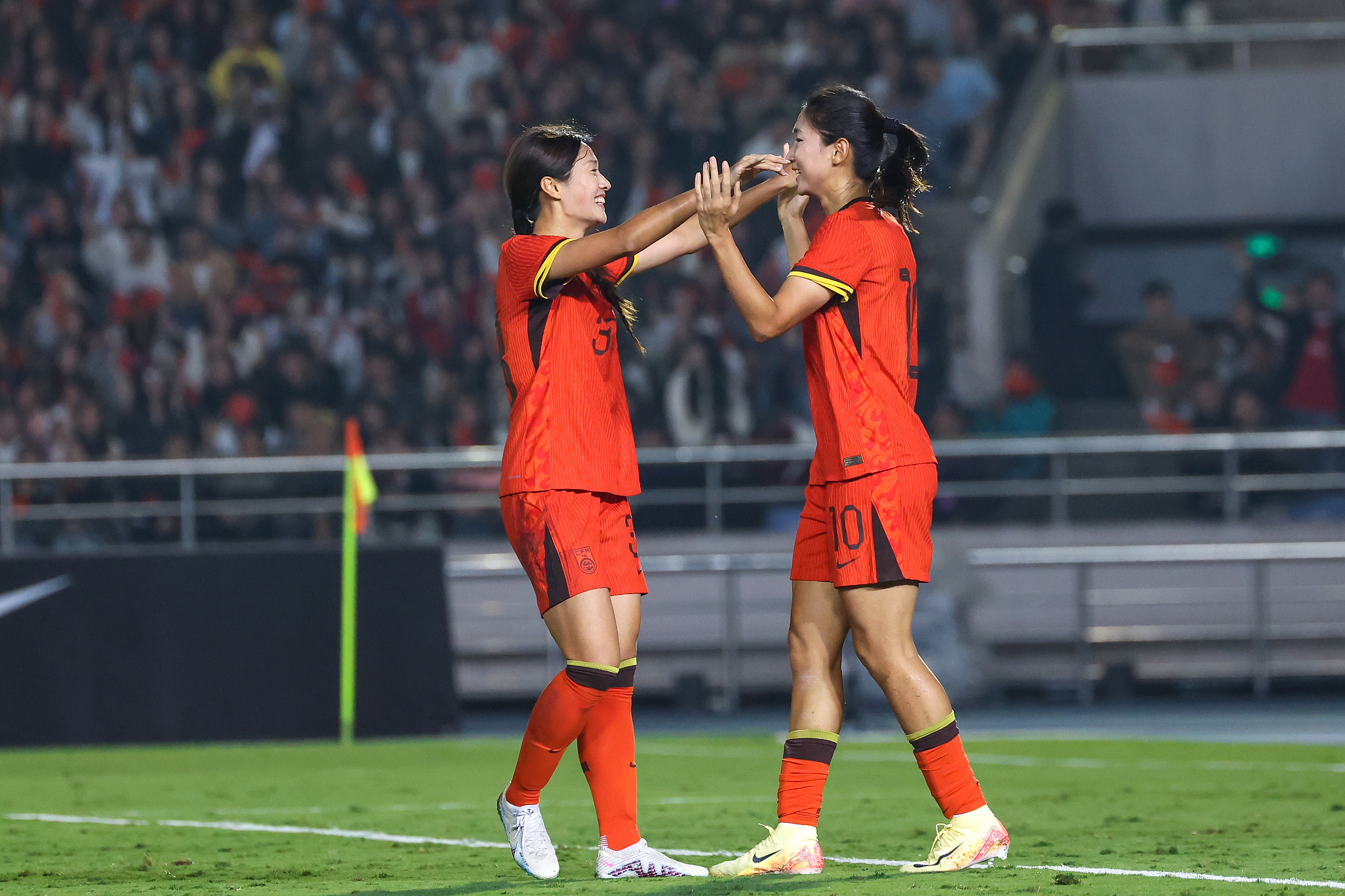 国际足球比赛中，女队力挫对手夺冠！(国际足球比赛中,女队力挫对手夺冠的是谁)