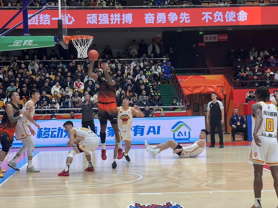 b体育 官网-山东男篮恢复状态，连胜三场取得胜利(山东男篮恢复状态,连胜三场取得胜利了吗)