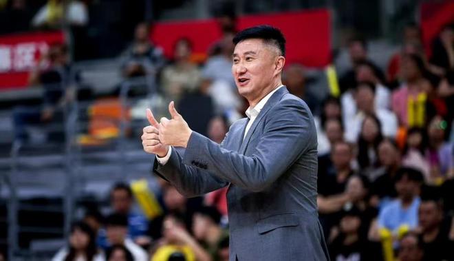 广东男篮某些球迷开始切割，杜锋是新疆人，曲绍斌是辽宁人！的简单介绍