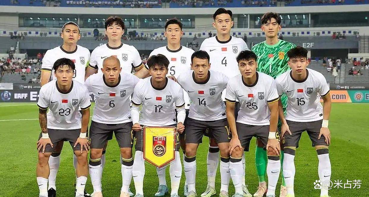 国足东亚杯首战出炉！重回双后腰战术，首发11人浮现