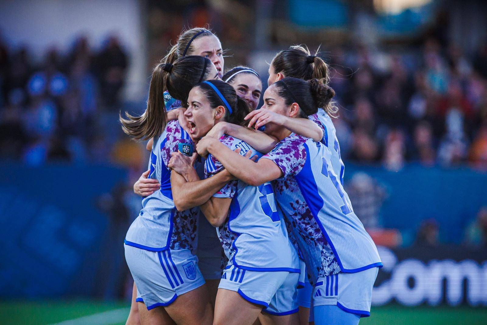 西班牙女足2-0瑞士挺进欧洲杯半决赛！普特拉斯、卡斯蒂略失点