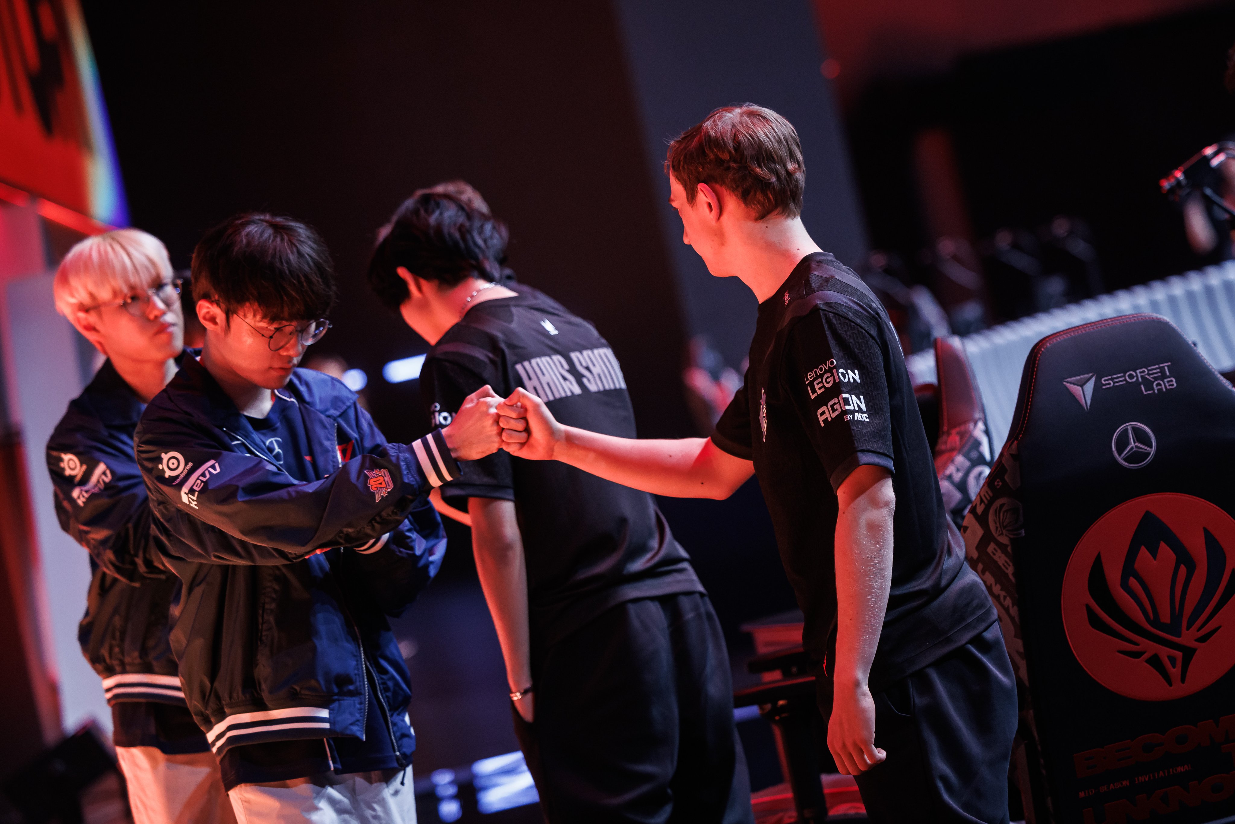 包含EWC官方列出LOL项目队伍分档：T1和GEN一档为夺冠大热的词条
