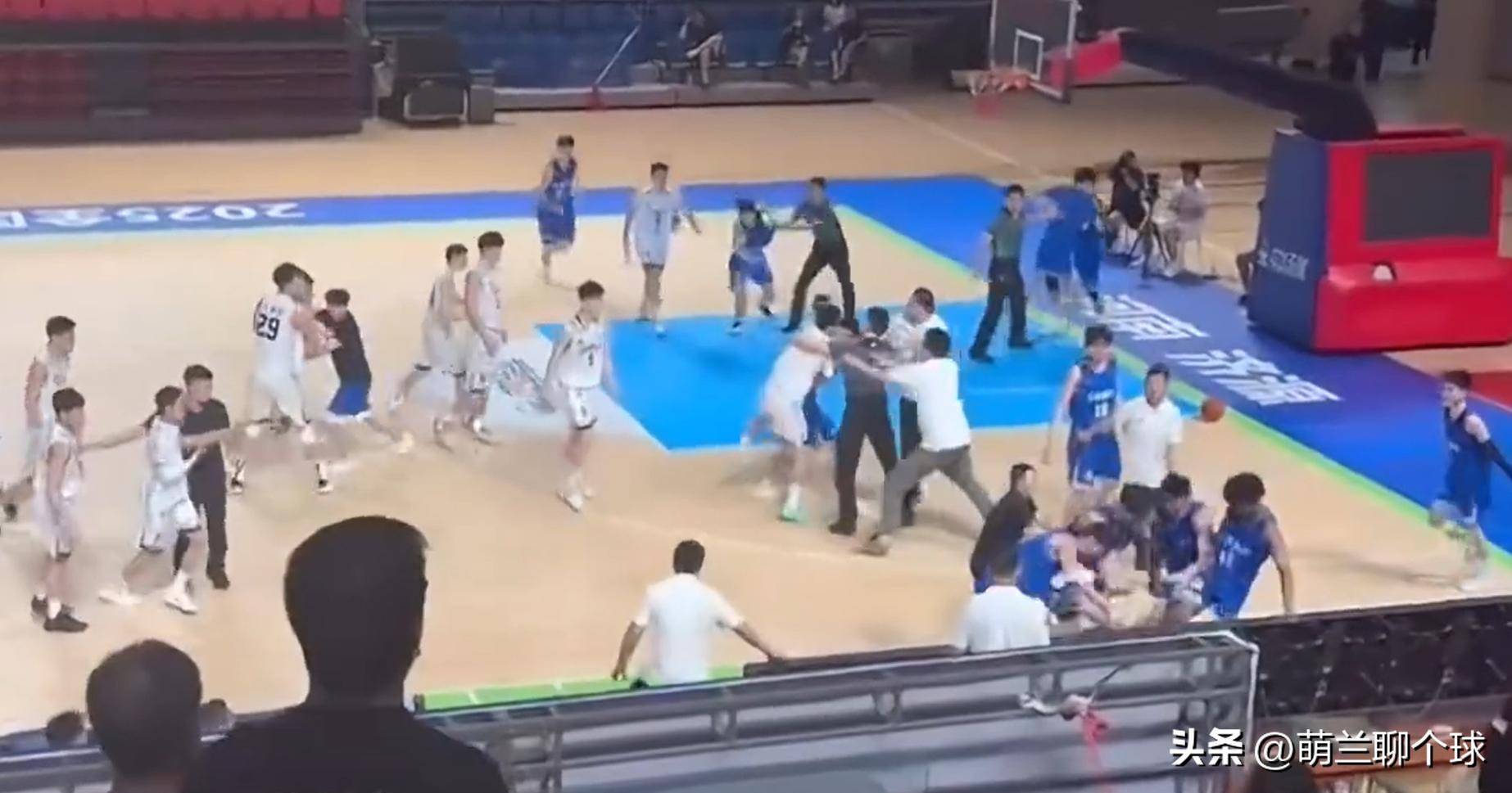 B体育-包含辽宁山东U21男篮冲突！山东混血脚踢倒地辽宁球员的词条