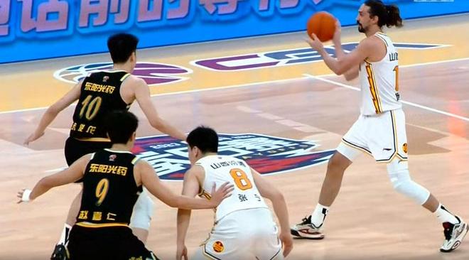 山西男篮锋线组合爆发，士气高涨的简单介绍